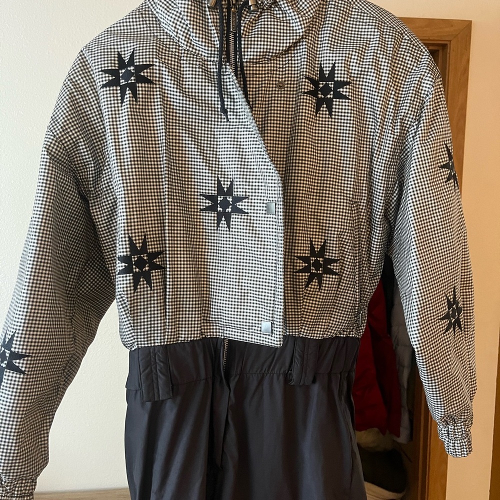 Stylish Black and White Women's Ski Outfit